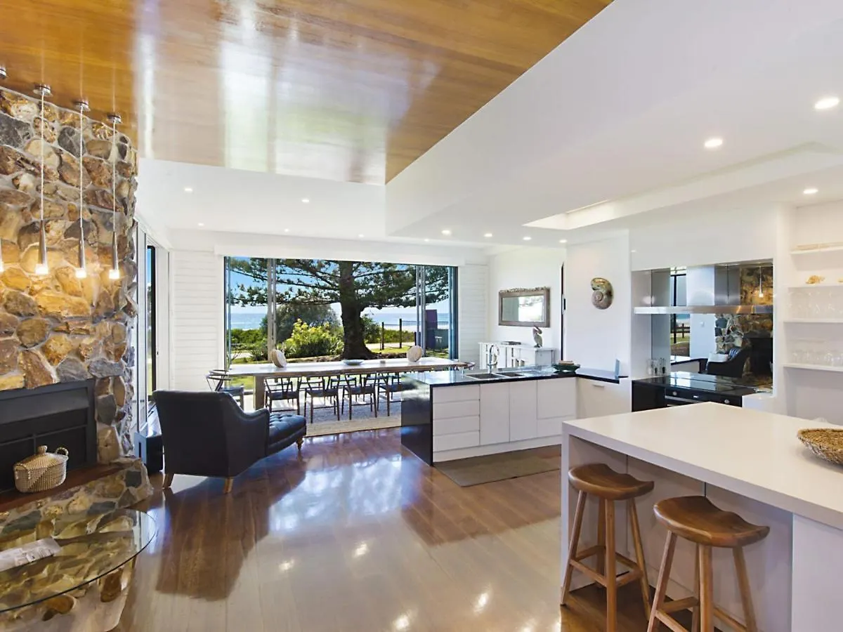 Beachfront Abode Gold Coast 0*,